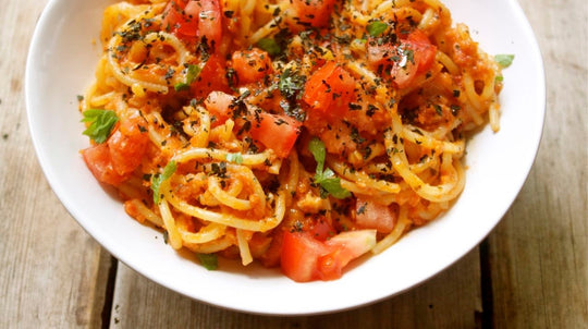 Simple Garlic Spaghetti Bowl & Homemade Kale Powder (AKA What To Do With All That Garden Kale)